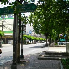 川と並行に走るチャルンクルン通り