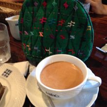 ポットのコーヒー。冷めないようにカバーがついてます。
