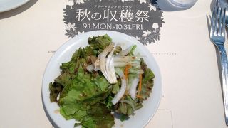 ランチはパン食べ放題。