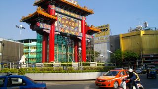 鮮やかな色彩の中華街の入口