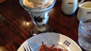 いつもお客さんでいっぱい。くつろげるコーヒーショップ。