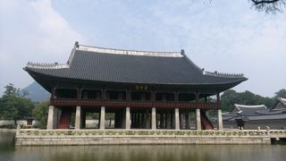 景福宮内の池の中に造成された素敵な楼閣