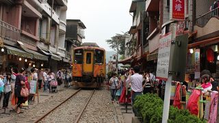 線路がメインストリートな町