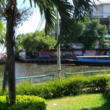 白くて可愛い橋（左側）と運河ボート