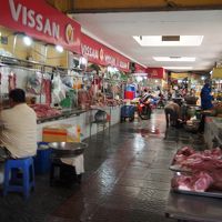 ベンタン市場までホテルからタクシーで５分くらいです。