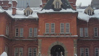 冬は雪とのコントラストが素敵な建物