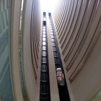 レセプションの吹き抜けは印象的です