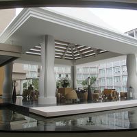 ロビーの突き当りには水に囲まれたロビーラウンジ