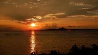 美ら海水族館などの観光施設が集まっています。夕陽も綺麗です。