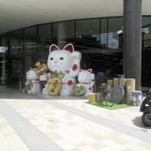 入口右手には大きな招き猫とオート三輪