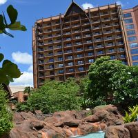 プールから宿泊棟を撮影