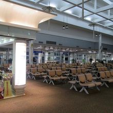 搭乗待合室もコンパクトなら…