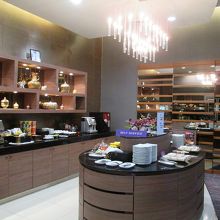 ラウンジ内にホットミールはありませんでしたが軽食なら充分です