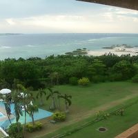 部屋からは伊江島、プール、エメラルドビーチが見えます