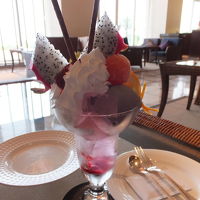 ラウンジでパフェを。美味しい♪