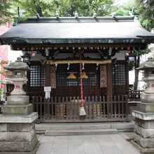 飲み屋街の真ん中の祠ですが