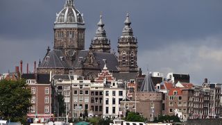 アムステルダム中央駅の前です。