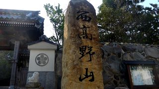 辺鄙なところに由緒ある古刹　ユーモラスな像が心を和ませる