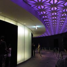 色が変わる天井。