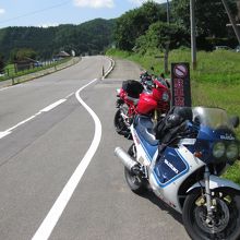 バイクは道路脇に駐車します。