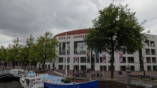 運河沿いに建つ大きなホール