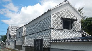 なまこ壁の明治の町並みが残る港町です。