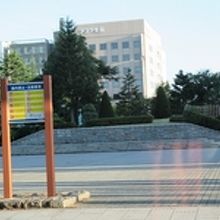 県庁北棟向い側