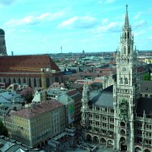 フラウエン教会と市庁舎の眺め。