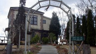 神戸の山の中にあり、デートや記念日に行くと良い感じのレストランです。味もサービスもロケーションも間違いなし！！