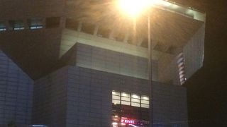 JRなんばすぐのユニークなフォルムのビル