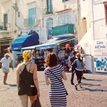 右手は青の洞窟へ行くモーターボートのチケット売場