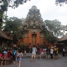 門入っての広いエリア