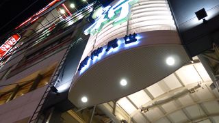 東西に走るアーケード街