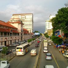 西側の歩道橋から市場を望む（左側の建物）