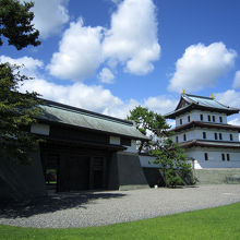 本丸御門と天守。