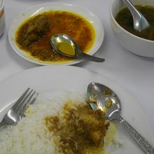 チキンカレー（奥）。油が浮いているのがわかる。