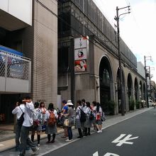 三条通麩屋町交差点東入る『弁慶石』前付近