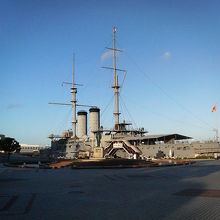戦艦三笠のそばに桟橋があります。（船の時間まで見て回れます）