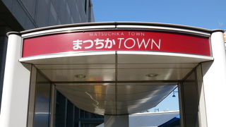 小さな地下街ですが移動に便利です