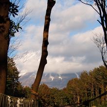 遥拝所から。雲かかってるけど富士山見えます。