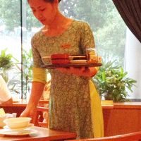 レストランのスタッフさんもアオザイ