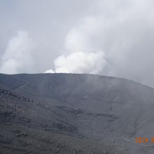 ガスが取れてきて中岳噴火口が見えます。
