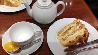 平日のお昼なのに並びました…。