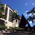 ハワイの雰囲気を感じられるフレンドリーなホテル