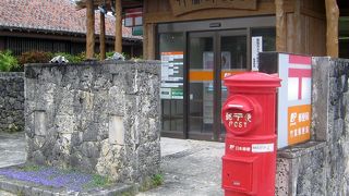 とても沖縄テイストの郵便局です