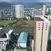 窓からの眺め。運河や山が見えました。