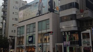 大津通り沿いにある大きな店舗