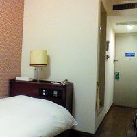 枕元にも灯りやコンセントがあります。