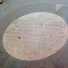サヴォロナーラの銘文の敷石