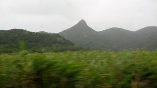 通称（野底マーペー）と呼ばれる非常に特殊な形状の山です
